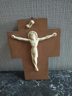 Croix en bois avec statue du Christ, Enlèvement