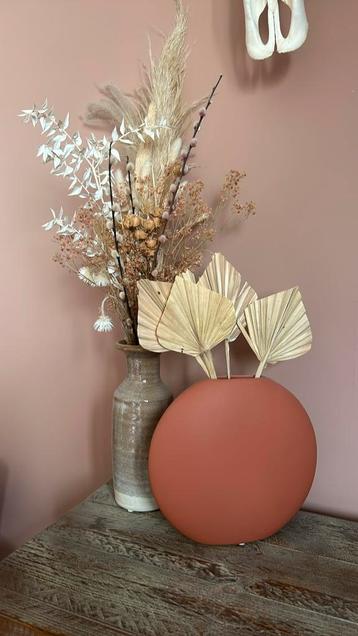 2 vazen inclusief droogbloemen te koop beschikbaar voor biedingen
