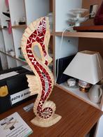 Sculptuur van zeepaardje in hout en rood mozaïek, Antiek en Kunst, Ophalen of Verzenden