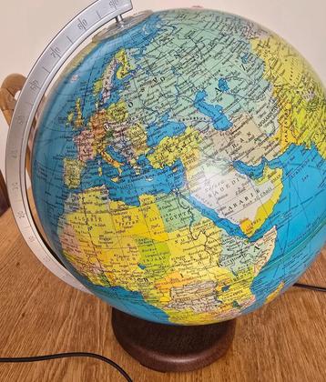 Wereldbol met verlichting beschikbaar voor biedingen