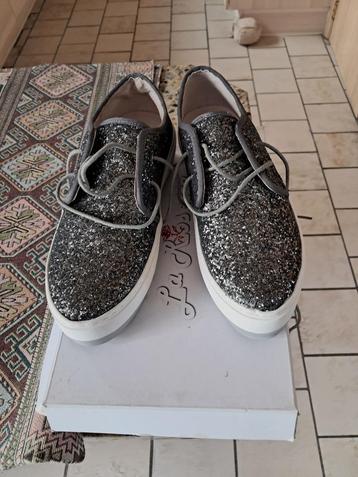 SNEAKERS 4 paar. Nieuw beschikbaar voor biedingen