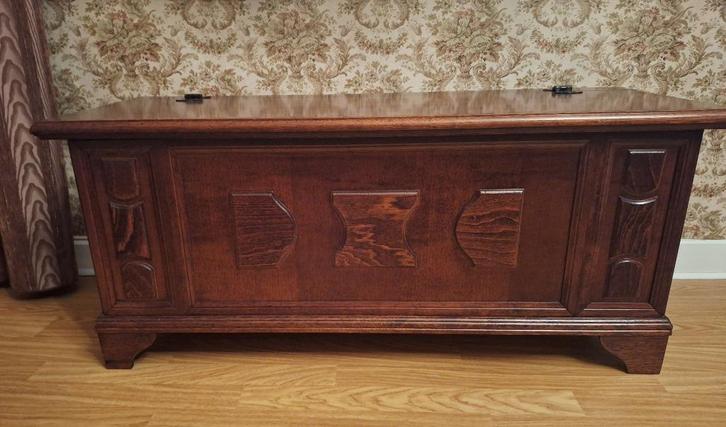 Donker houten dekenkist met motief, Huis en Inrichting, Woonaccessoires | Kisten, Gebruikt, Ophalen