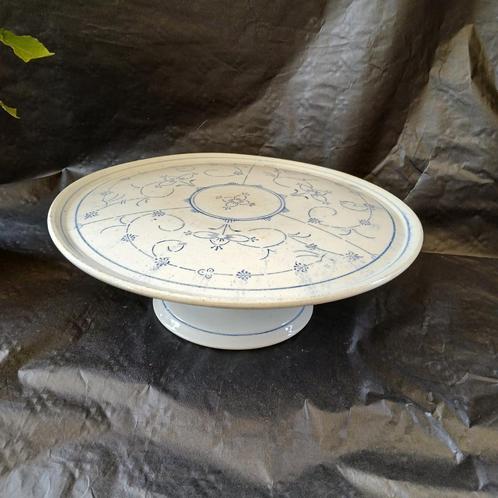 BEL ANCIEN GRAND PLAT A TARTE SUR PIED  FAIENCE, Antiquités & Art, Antiquités | Plateaux, Enlèvement ou Envoi