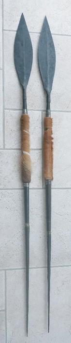 2 lances en métal avec fourrure animale., Antiquités & Art, Enlèvement