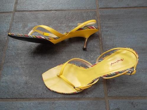 Naf Naf gele sandalen / teenslippers met klein hakje maat 39, Vêtements | Femmes, Chaussures, Sandales et Mûles, Jaune, Enlèvement ou Envoi