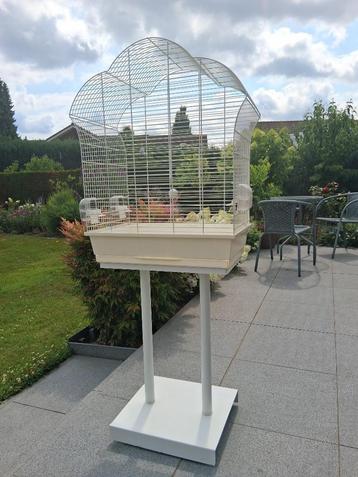 vogelkooi met voet op wieltjes beschikbaar voor biedingen
