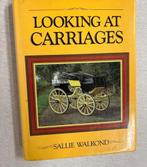 Sallie Walrond - Looking at Carriages Koetsen Rijtuigen 1992, Gelezen, Overige vervoermiddelen, Ophalen of Verzenden