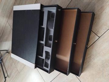 Petit meuble en carton dur  beschikbaar voor biedingen