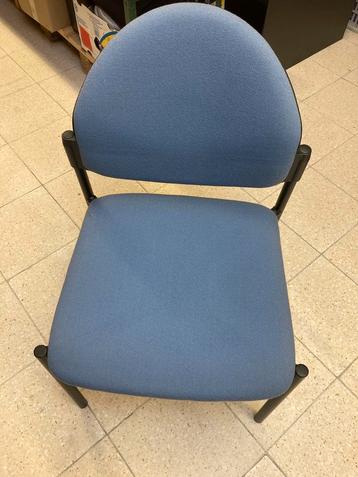 Stoelen gestoffeerd  ( blauw ) beschikbaar voor biedingen