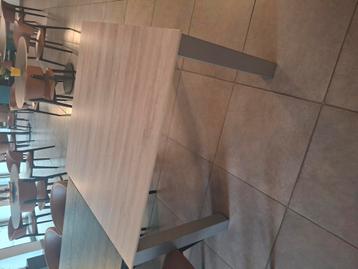 Vierkante tafel 120cm beschikbaar voor biedingen