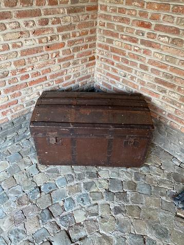 Oude kist in goeie staat beschikbaar voor biedingen