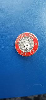 Speldje Malta Europese Beurs verzamelaars voetbal 1995, Verzenden, Zo goed als nieuw, Sport, Speldje of Pin