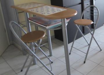 table de cuisine avec 2 tabourets  disponible aux enchères