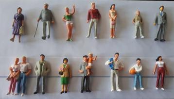 lot 2 :  15 figurines miniatures 1/43 idéal diorama Noel beschikbaar voor biedingen