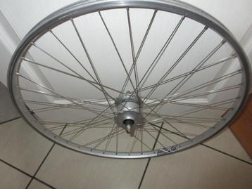 Voorwiel met shimano naafdynamo 28 x 1 3/8X 1 5/8 goede staa beschikbaar voor biedingen