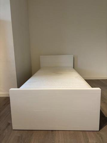 Eenpersoonsbed, lattenbodem, opberglade op wieltjes beschikbaar voor biedingen