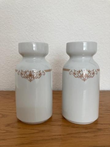 Deux vases en porcelaine hongroise