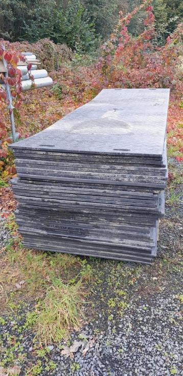 Eenmalige partij! 35 stuks gebruikte kunststof rijplaten beschikbaar voor biedingen