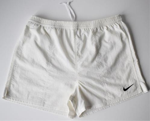 Nike : witte sportshort, short - Mt: XL kids = 164-176, Enfants & Bébés, Vêtements enfant | Taille 176, Utilisé, Vêtements de sport ou Maillots de bain