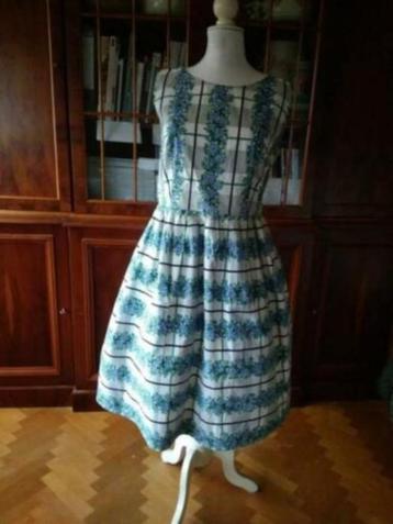 Mooie vintagejurk handgemaakt met blauwe bloemetjes maat M - beschikbaar voor biedingen