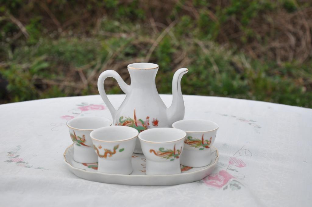 service a sake pour 4 personnes, Maison & Meubles, Enlèvement ou Envoi, Comme neuf, Porcelaine, Service complet