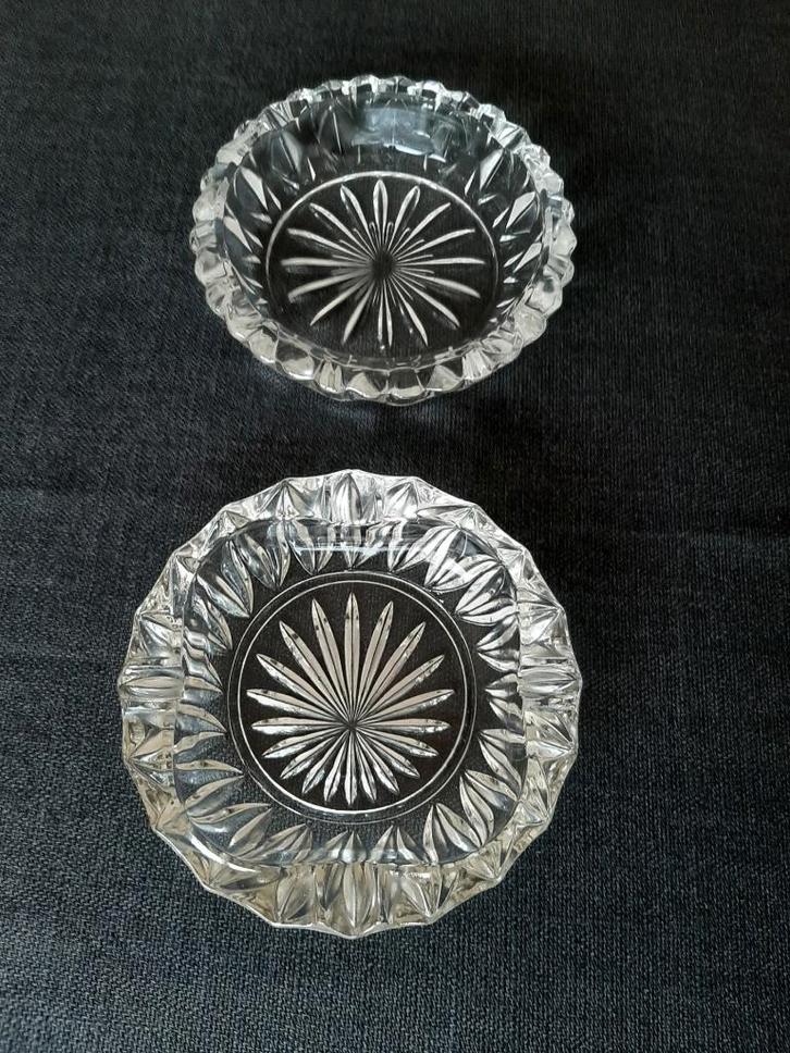 4 asbakken,2 in geslepen glas en 2 in glas, 8€ voor alles, Collections, Articles de fumeurs, Briquets & Boîtes d'allumettes, Comme neuf