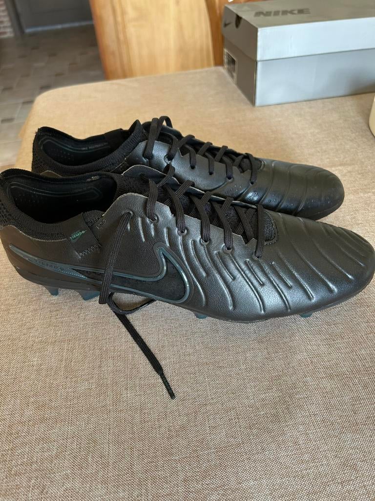 Nieuwstaat voetbalschoenen Nike Tiempo (zwart), maat 44, Sports & Fitness, Football, Enlèvement, Neuf, Chaussures