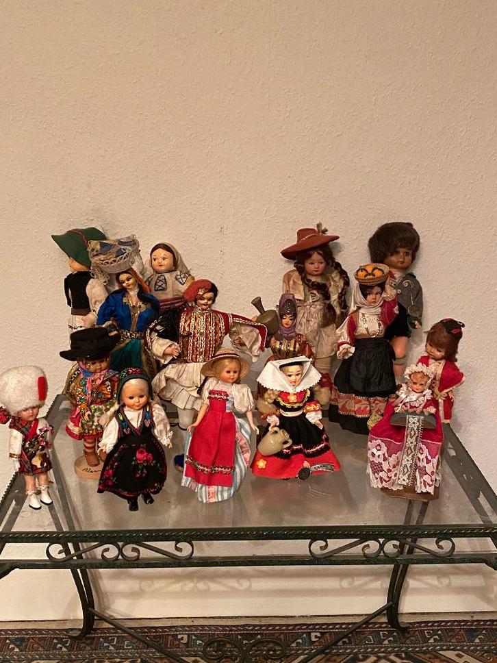 Verzameling vintage poppen in traditionele klederdrachten, Collections, Poupées, Enlèvement