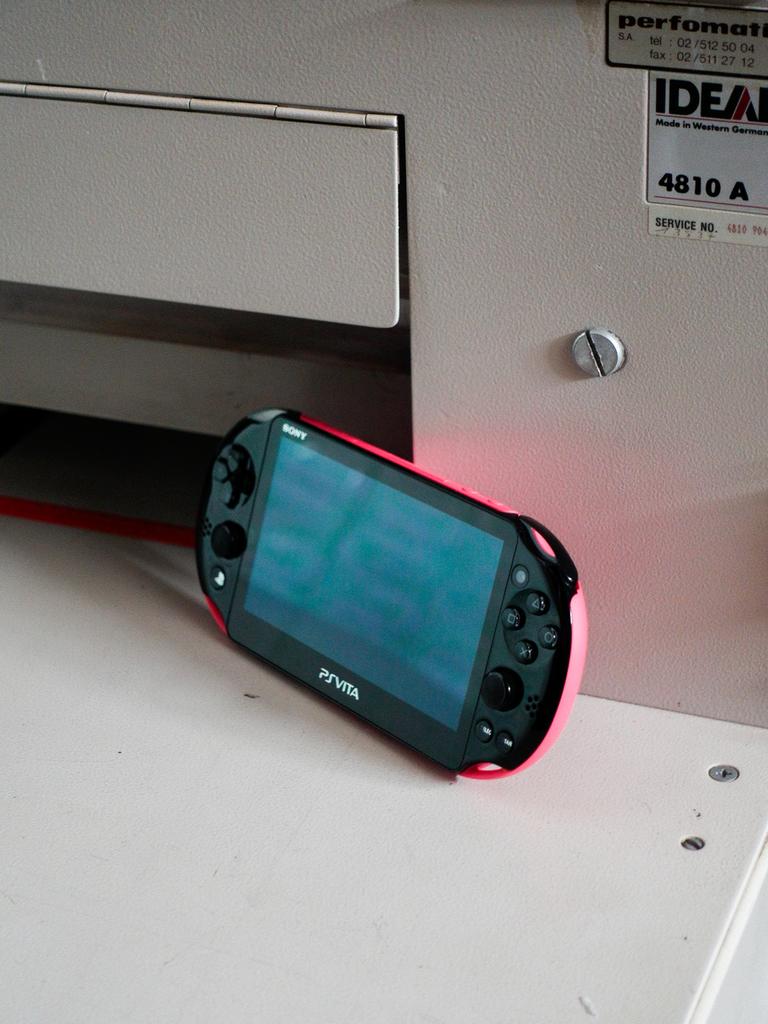 PS Vita Slim, Consoles de jeu & Jeux vidéo, Consoles de jeu | Sony PlayStation Vita, Enlèvement ou Envoi, Comme neuf