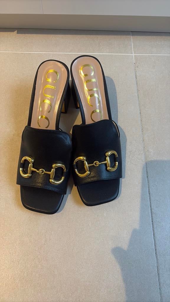 Chaussons noirs Gucci taille 39, Enfants & Bébés, Envoi, Comme neuf