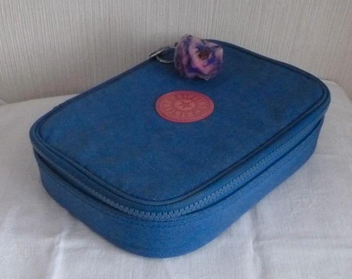 Kipling het grootste pennenbakje Kipling bicolor + aap, Diversen, Schoolbenodigdheden, Gebruikt, Ophalen of Verzenden