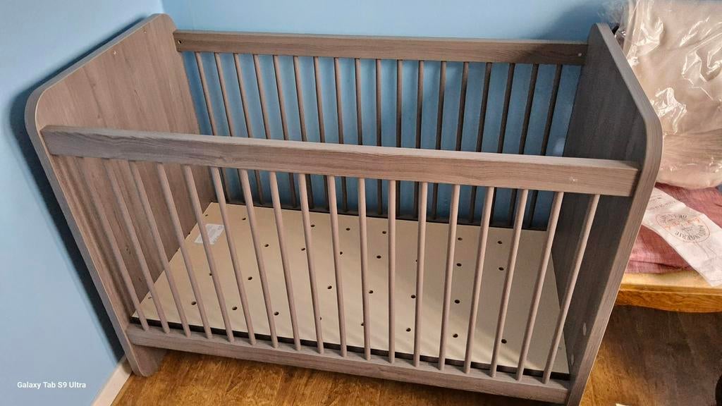 Lit pour bébé + lot vêtements/jeux/couches a DONNER, Enlèvement, Utilisé, Garçon ou Fille