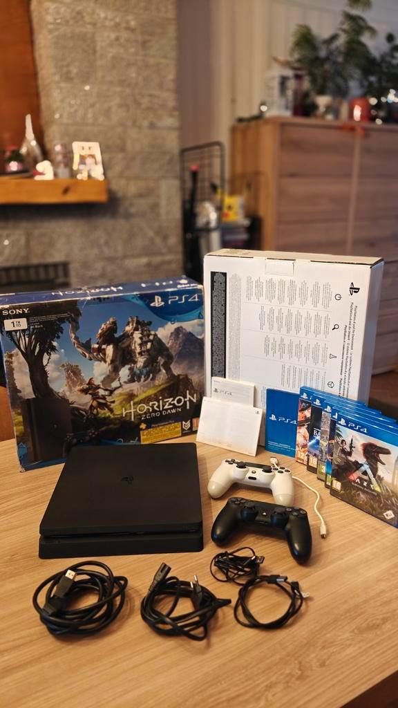 Ps4 + 4 controllers + 4 games, Games en Spelcomputers, Spelcomputers | Sony PlayStation 4, Zo goed als nieuw, Original, 1 TB, Met 3 controllers of meer