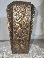 Petit vase ancien en bois et laiton martelé, Art Nouveau, Enlèvement ou Envoi