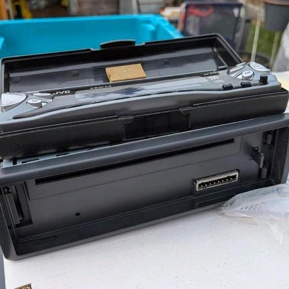 JVC Autoradio CD speler, Enlèvement