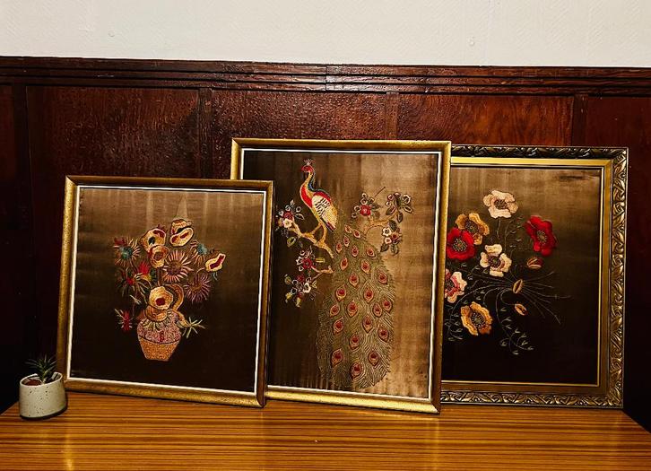 Vintage geborduurde textielkunst –pauw en bloemen – jaren 60, Huis en Inrichting, Woonaccessoires | Lijsten, Gebruikt, 50 tot 75 cm