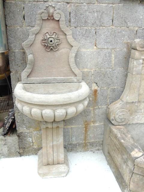 fontaine murale fronton fleur en pierre bleu ., Jardin & Terrasse, Pièces d'eau & Fontaines, Neuf, Fontaine, Pierre, Enlèvement