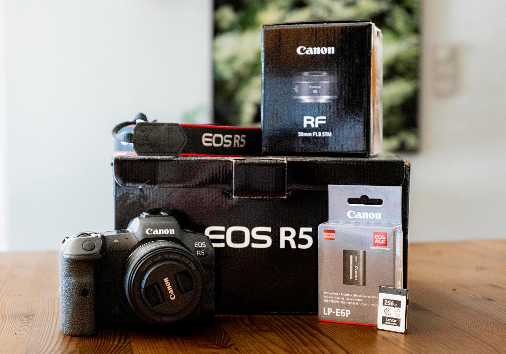 Canon EOS R5 + RF 50mm f1.8 + CF Express 256gb, Audio, Tv en Foto, Fotocamera's Digitaal, Zo goed als nieuw, Canon, Ophalen
