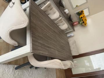 Eettafel en stoelen