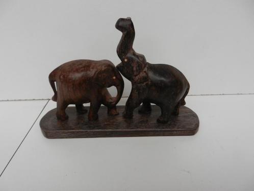 2 éléphants en bois sur une planche, Collections, Statues & Figurines, Utilisé, Animal, Enlèvement ou Envoi