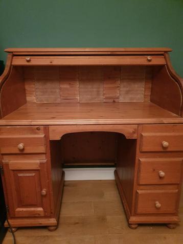 Houten bureau beschikbaar voor biedingen