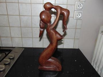 Houten sculptuur moeder met kind 40 cm beschikbaar voor biedingen