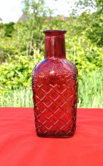 carafe carrée en verre rouge motif losange 