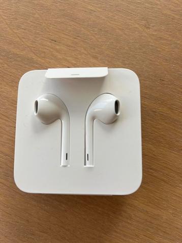 Origineel Apple oortjes, met adapter beschikbaar voor biedingen