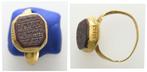 Griekse gouden zegelring in diepdruk 1750 AD, Antiek en Kunst, Verzenden, Goud