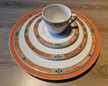 Prachtig volledig servies bestaande uit 77 stukken beschikbaar voor biedingen