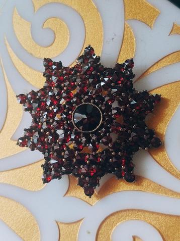 Antieke granaten broche ca 1900 beschikbaar voor biedingen