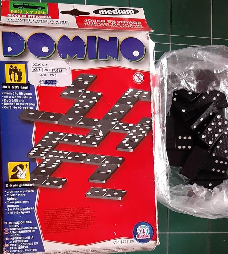 Set van 4 dozen met 8 reisspellen, Hobby en Vrije tijd, Gezelschapsspellen | Bordspellen, Zo goed als nieuw, Reisspel, Ophalen of Verzenden