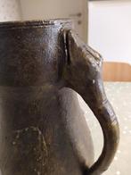 Oude vaas of kruik slangenmotief, Ophalen