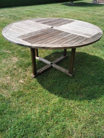Ronde teak tuintafel beschikbaar voor biedingen